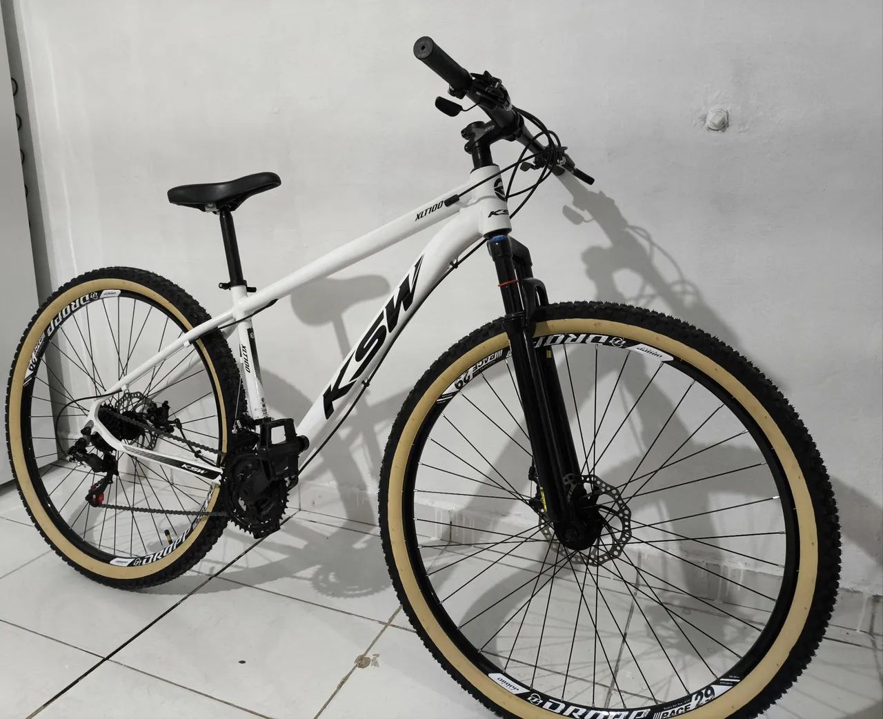 Bicicleta ksw xlt100 pouco usada + Capacete e U-Lock
