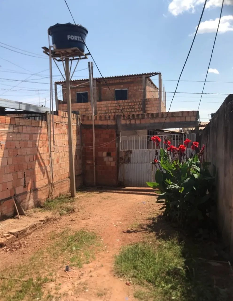 Vende se um lote com uma casa  - Foto 3