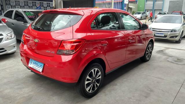 Onix Ltz 1.4 2015 Completo Mylink Top de Linha Financio Troco - Foto 2