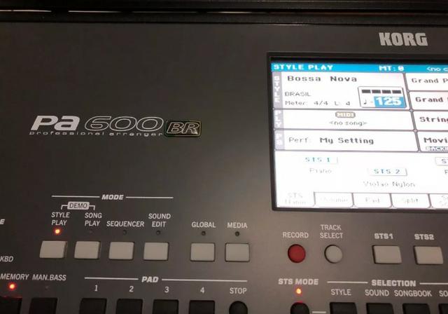 Teclado Arranjador Korg Pa600 BR (Versão com Ritmos Brasileiros) - Foto 2