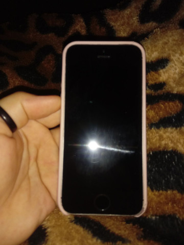 Vendo iphone 5s pra concerto ou retirada de peças. 200 reais