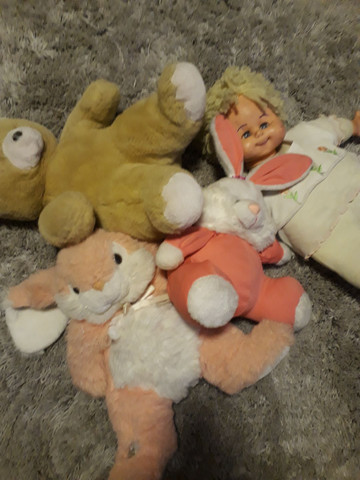 Lote de pelucias e boneca