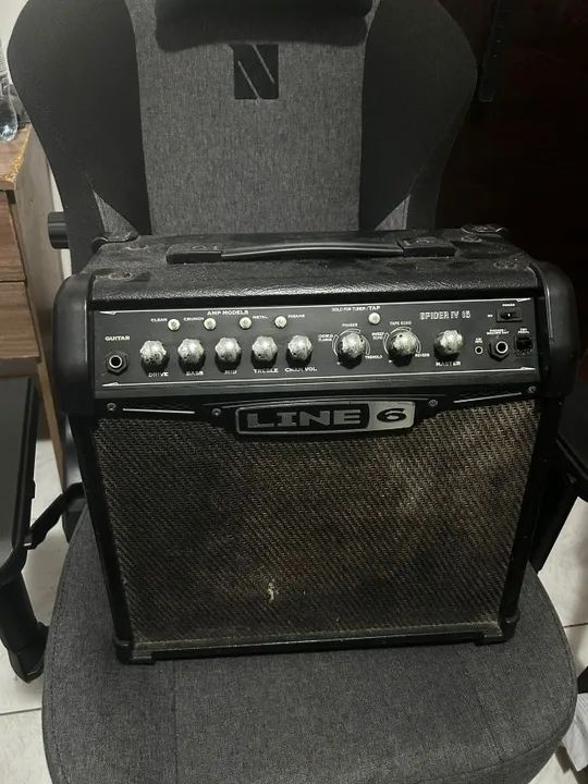 Amplificador para guitarra LINE 6 SPIDER IV 15W 1 falante de 8"