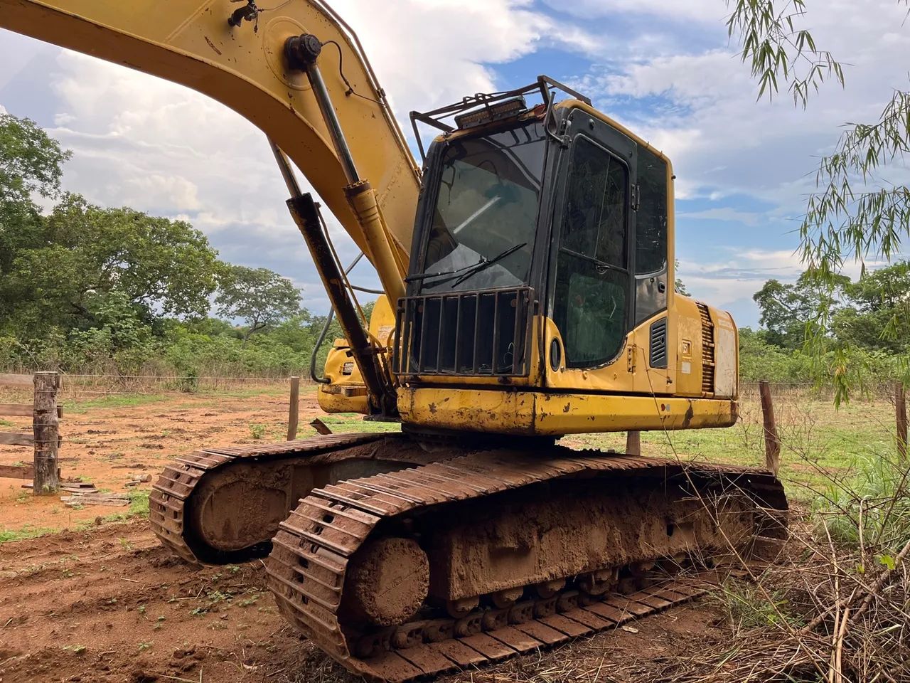 Escavadeira Hidráulica komatsu troco por camionete diesel - Foto 4