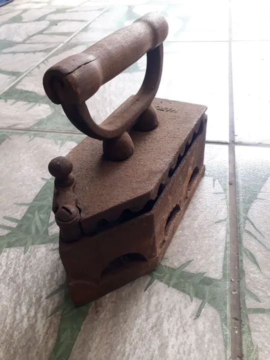 Ferro de Engomar Antigo - Foto 2