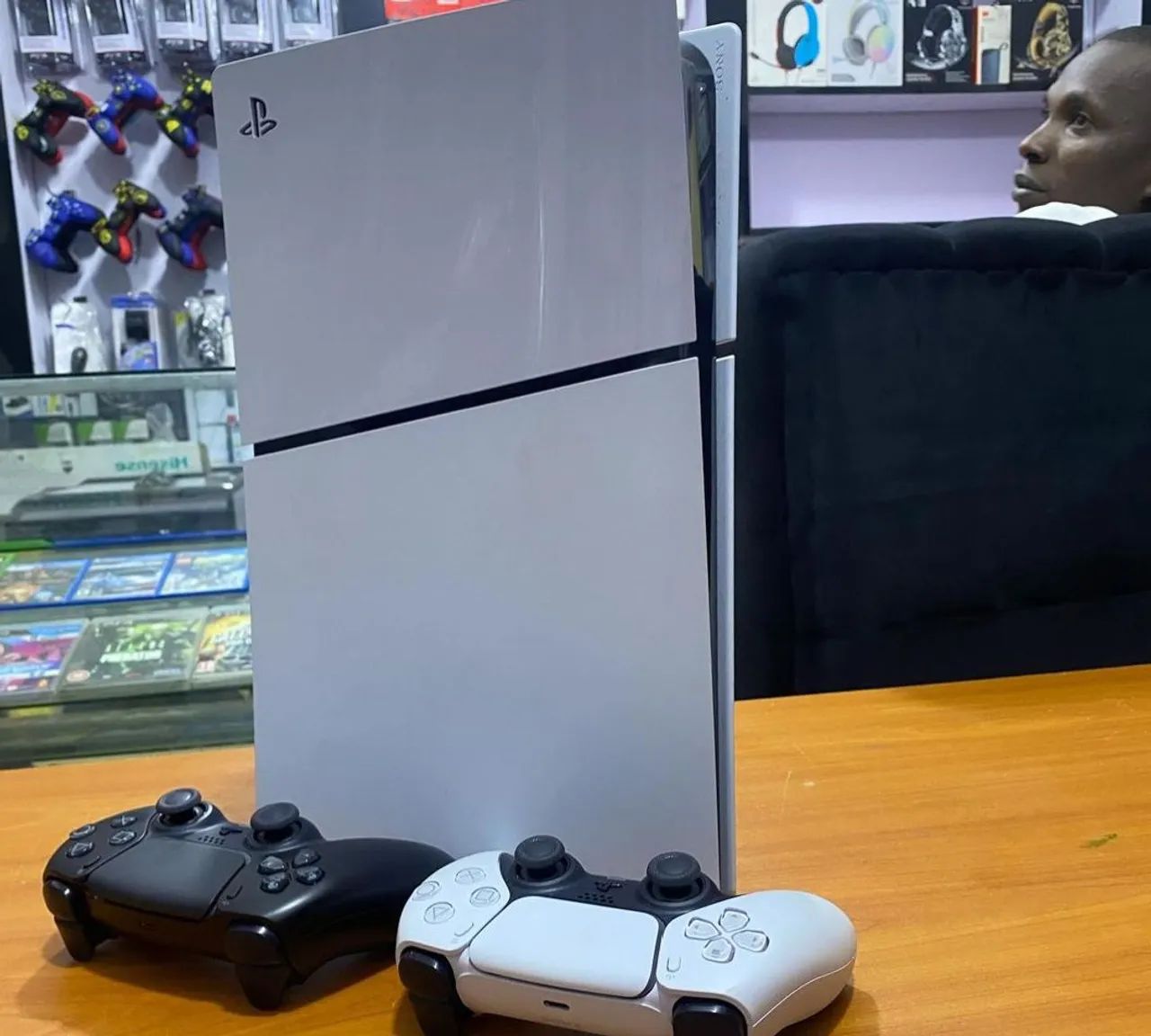 PS5 slim + 2 controles 1 TB SSD 
