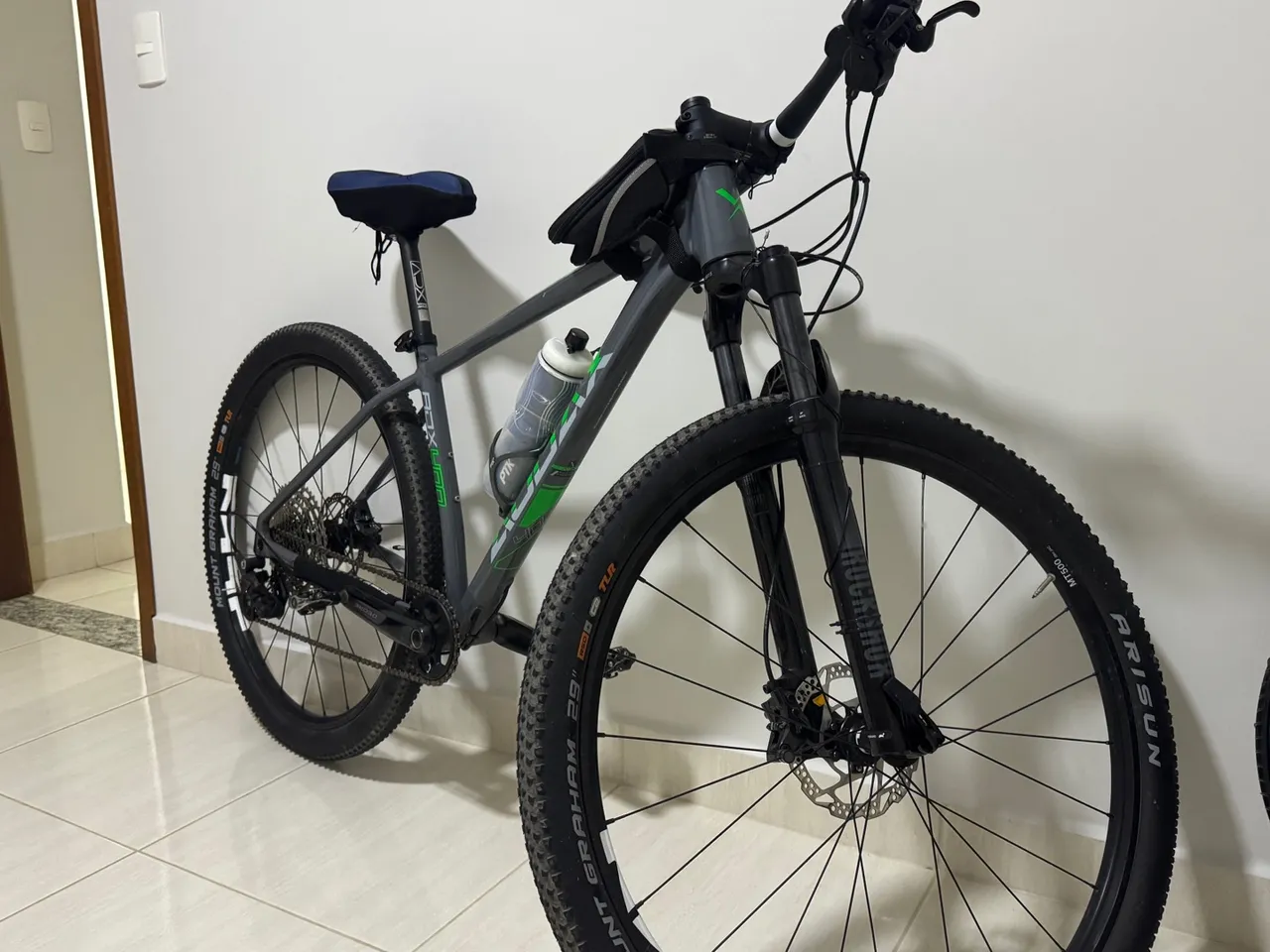 ADX 400 super conservada, andei quase nada, aceito cartão de crédito.