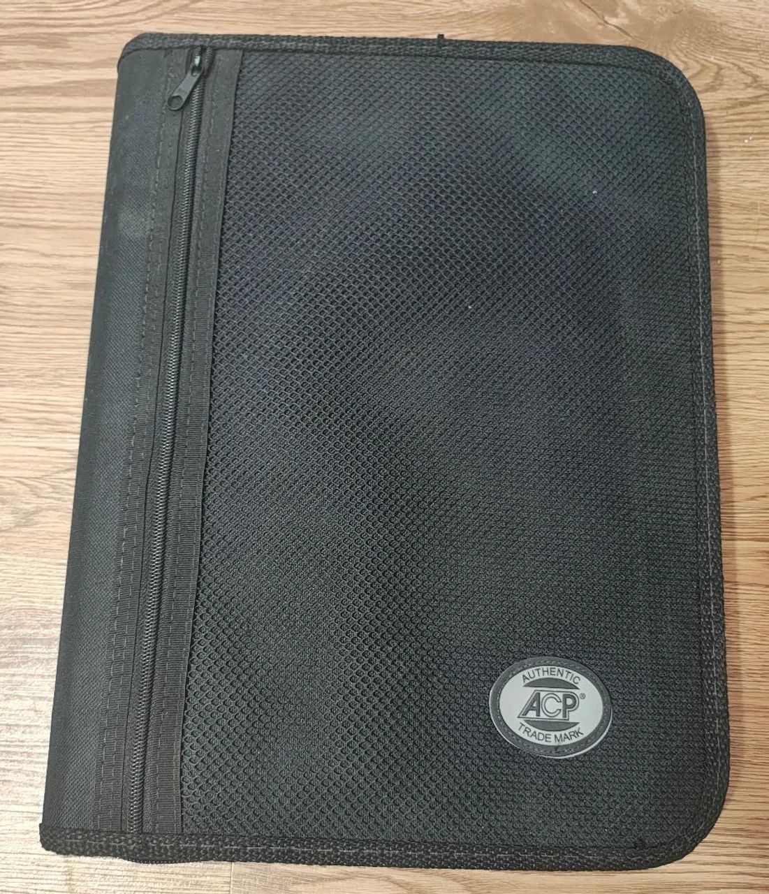 Fichário escolar/universitário ACP preto com zíper e alça. 