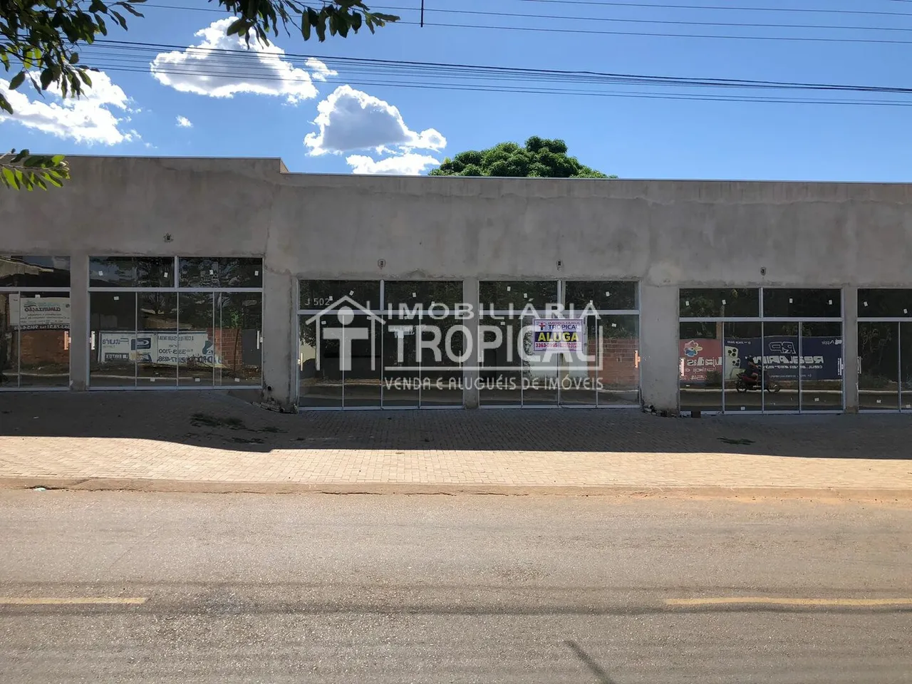 Aluga-se sala comercial bem localizada no centro de Porto Nacional-To.