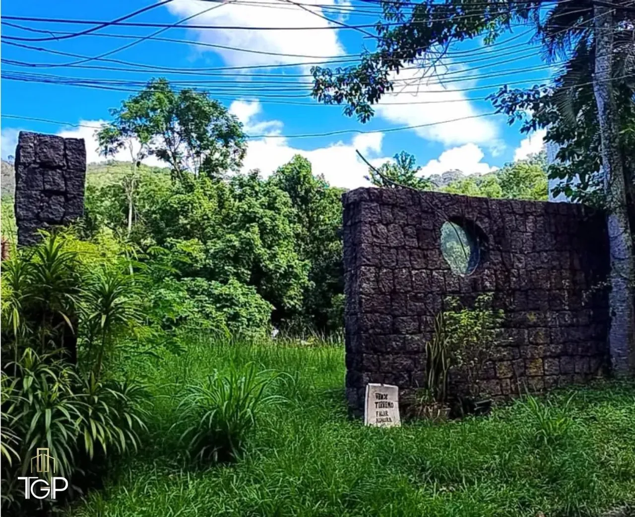Terreno plano em condomínio exclusivo na Barra da Tijuca Segurança e natureza ao seu redo