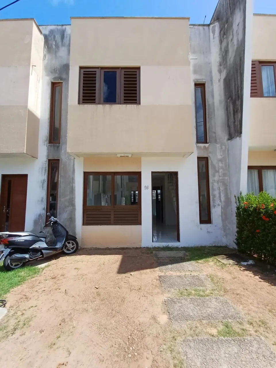 Casa duplex no Parque Das Arvores, 3 quartos sendo duas suites, proximo av Olavo Lacerda
