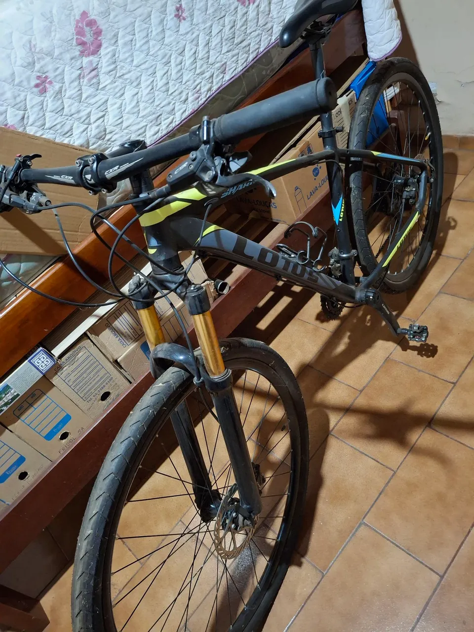 Bicicleta Lotus com suspensão dianteira