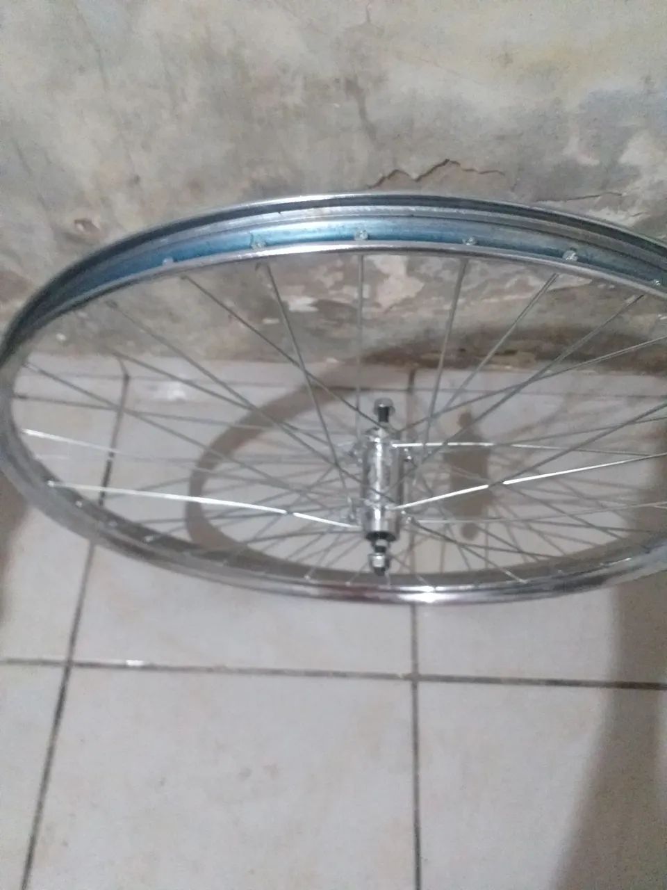 Aro 26 dianteiro de ferro e cubo de alumínio  completos.