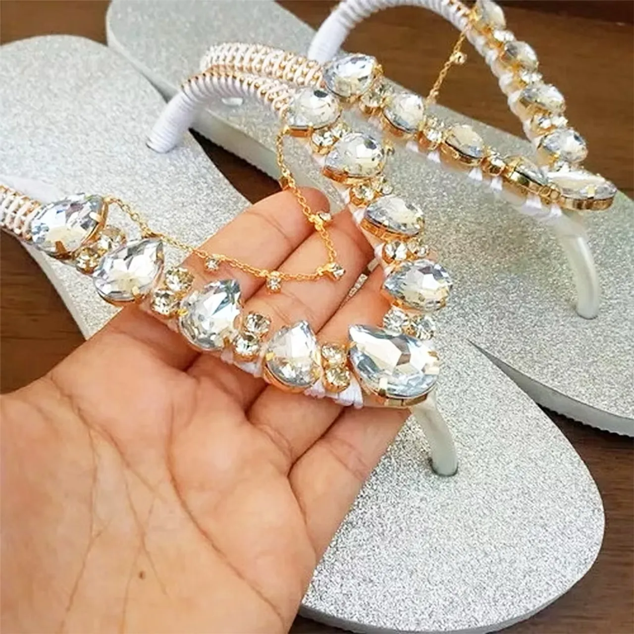 Chinelos de pedras brilhantes - Elegância nos seus pés!