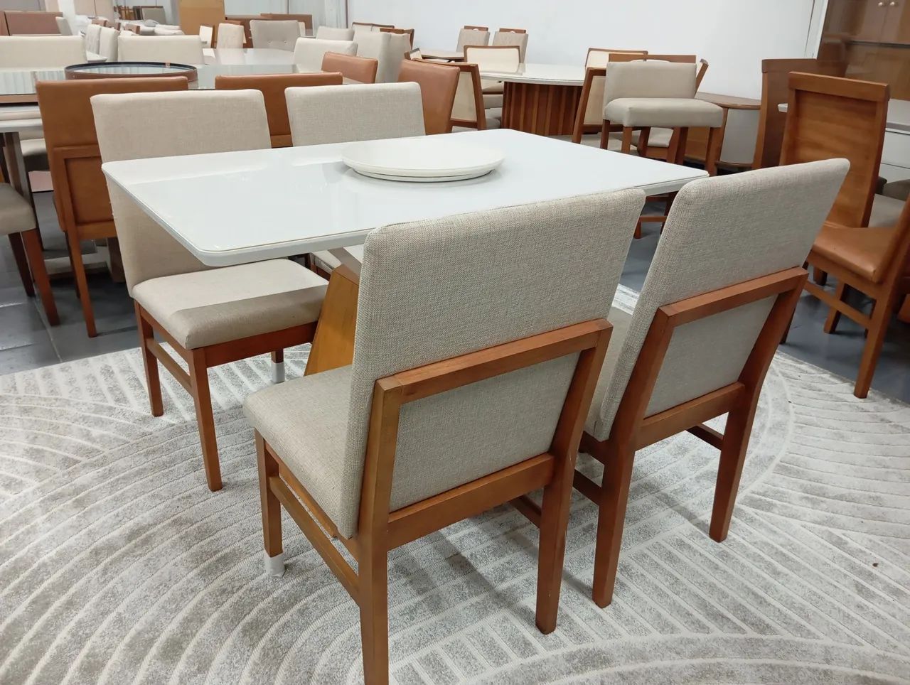 Mesa para sua sala de jantar com cadeiras de madeira maciça  - Foto 3