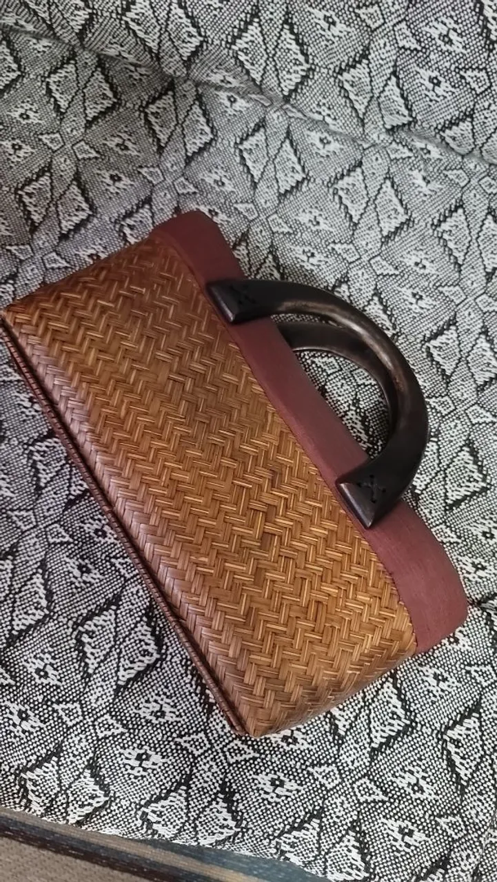Bolsa de mão artesanal em palha e madeira