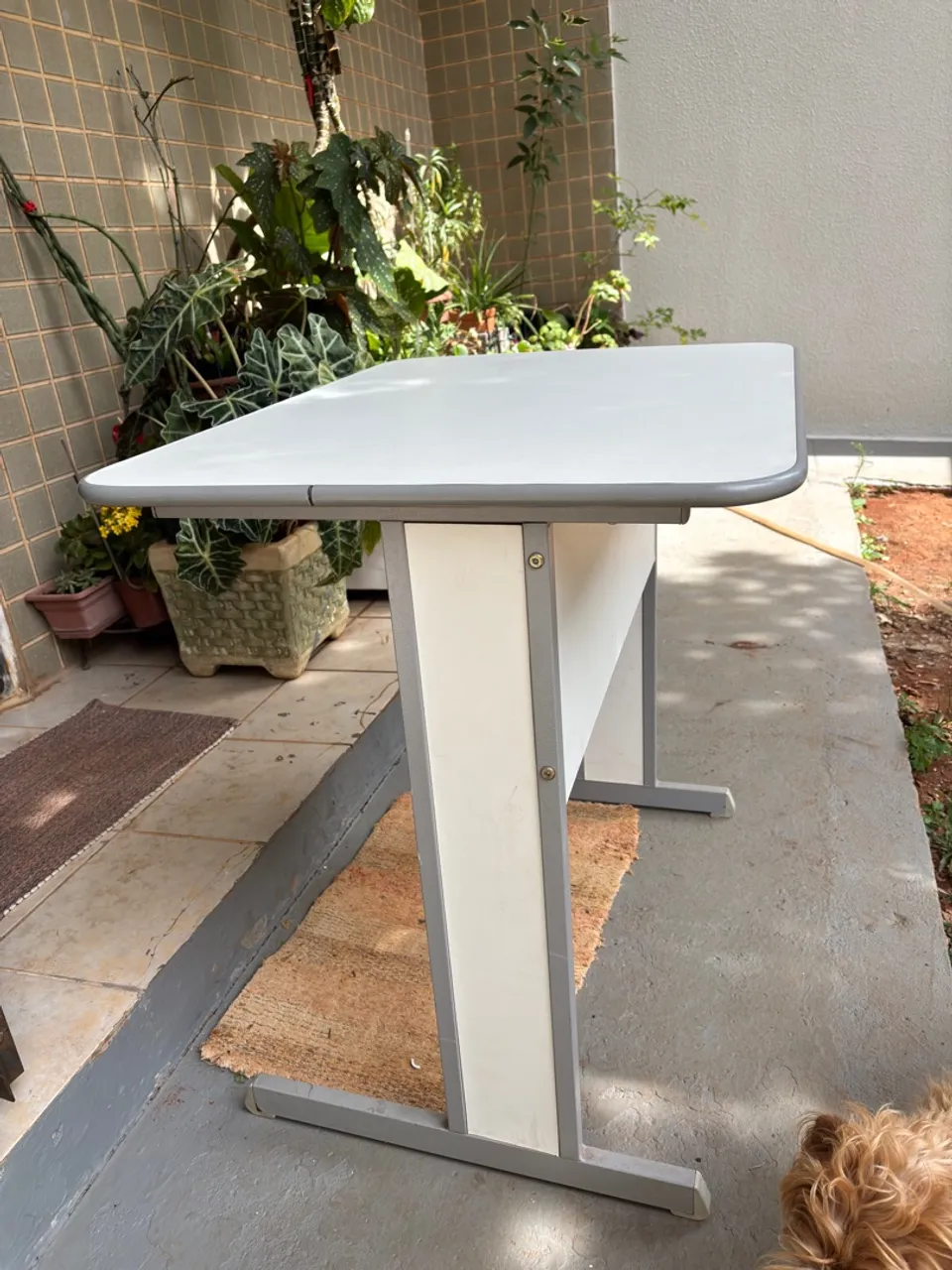 Mesa de escritório branca e cinza