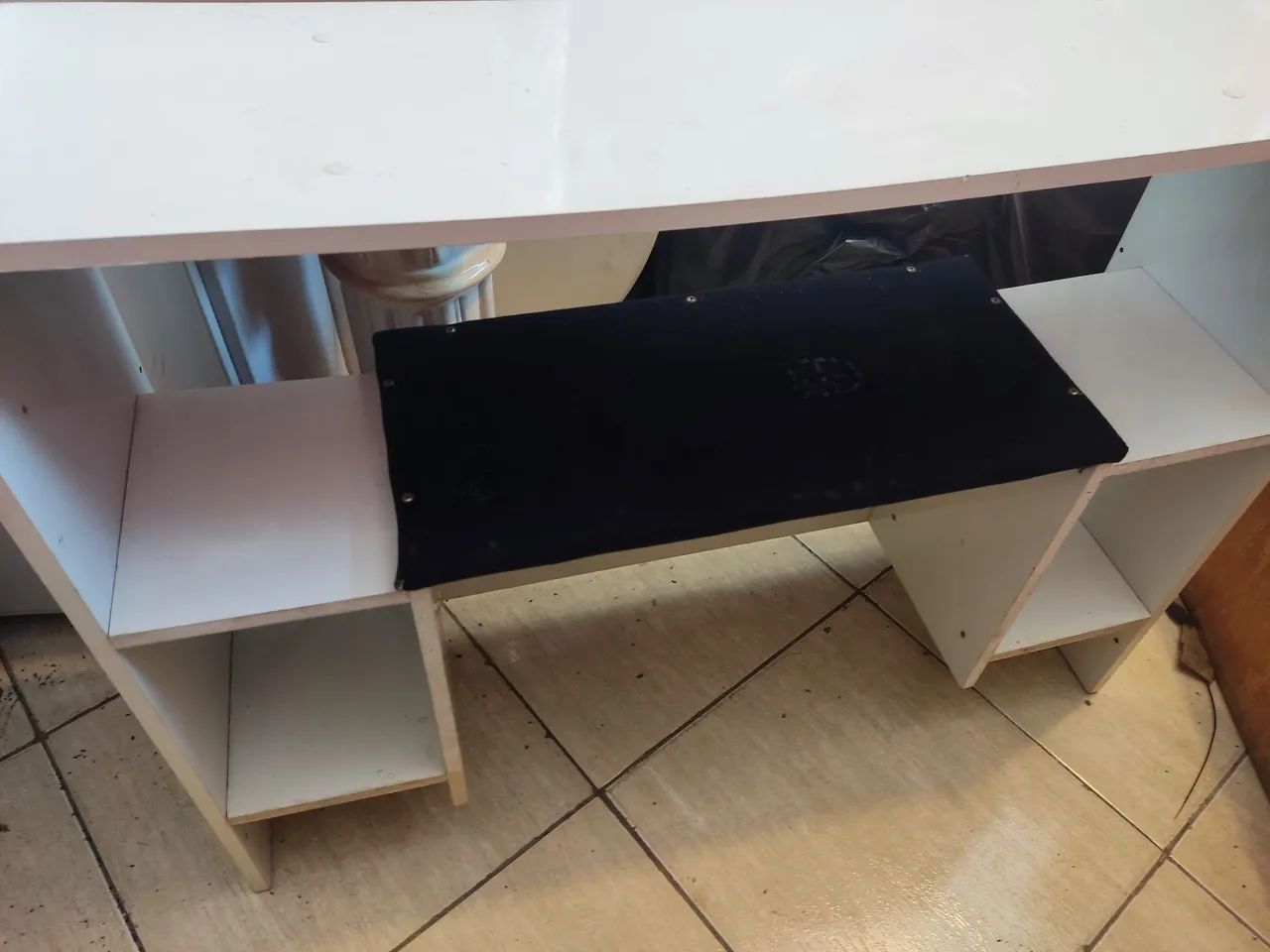 Mesa branca de manicure semi nova  - Foto 2