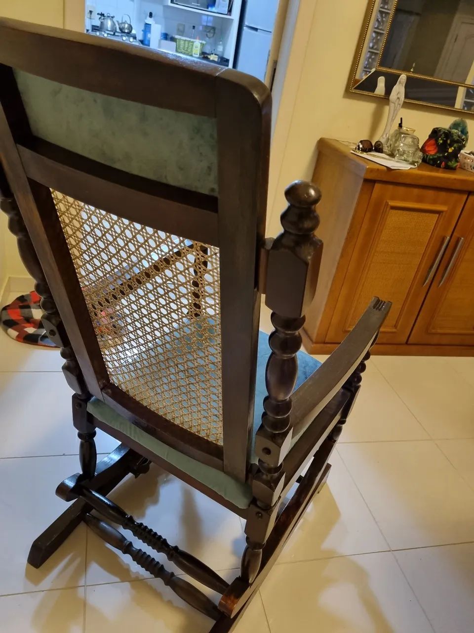 Cadeira de Balanço antiga em Madeira Maciça - Foto 2