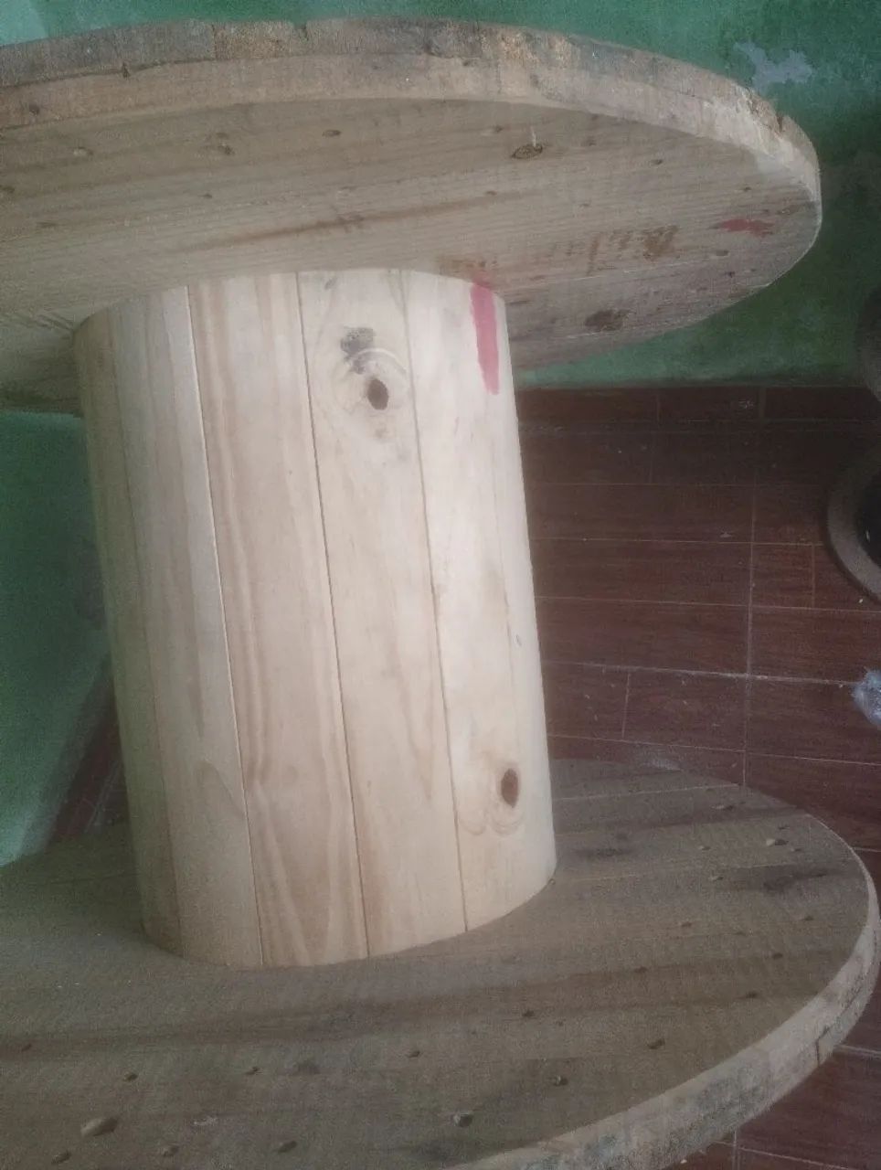 Vendo bobina de madeira ótima para fazer mesas e etc... - Foto 2
