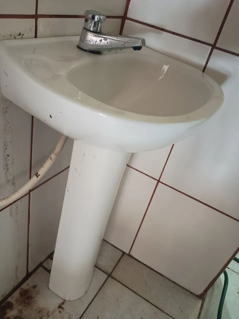 Pia e vaso sanitário brancos 