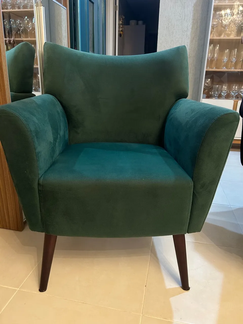 Poltrona estofada verde musgo