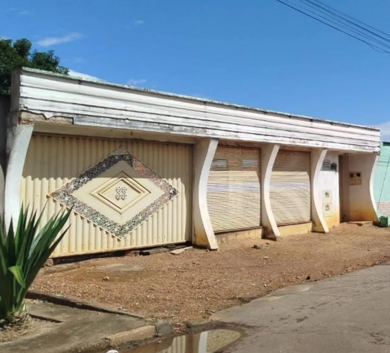 Casa 2 andares com 5 suites Semi Terminada