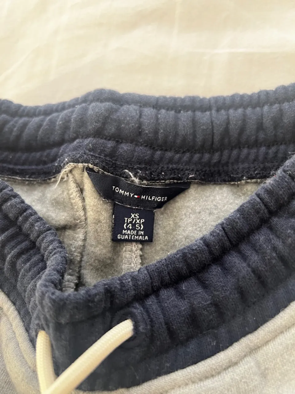 Calça de Moletom Tommy Hilfiger tamanho 4/5 anos