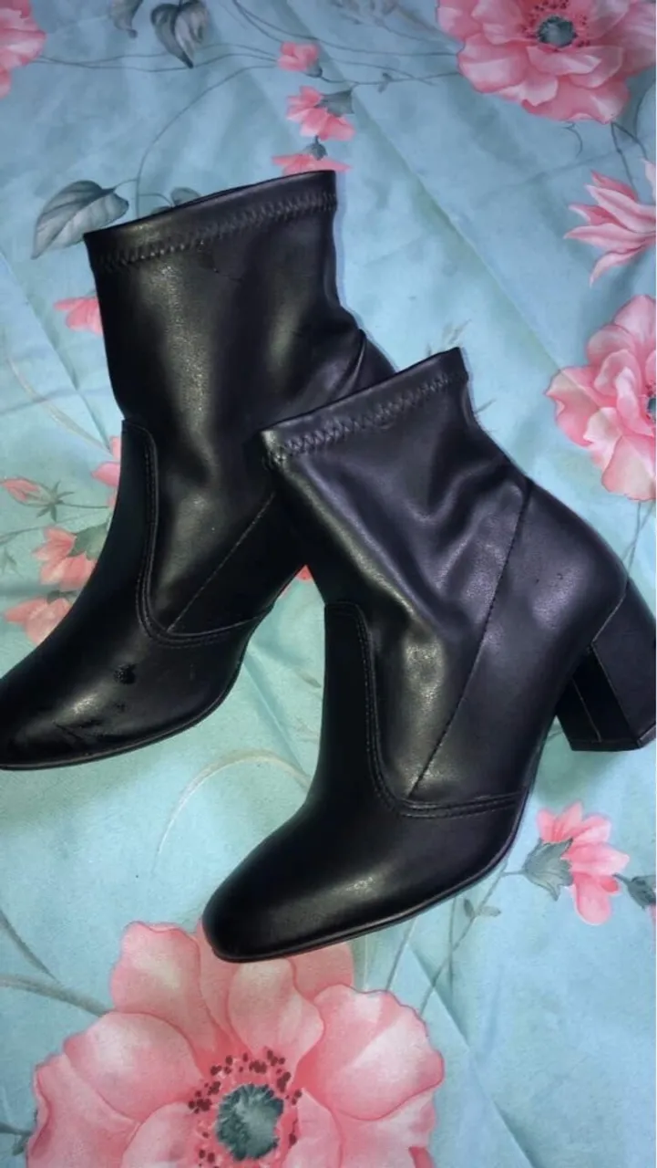 Botas pretas de cano curto semi nova