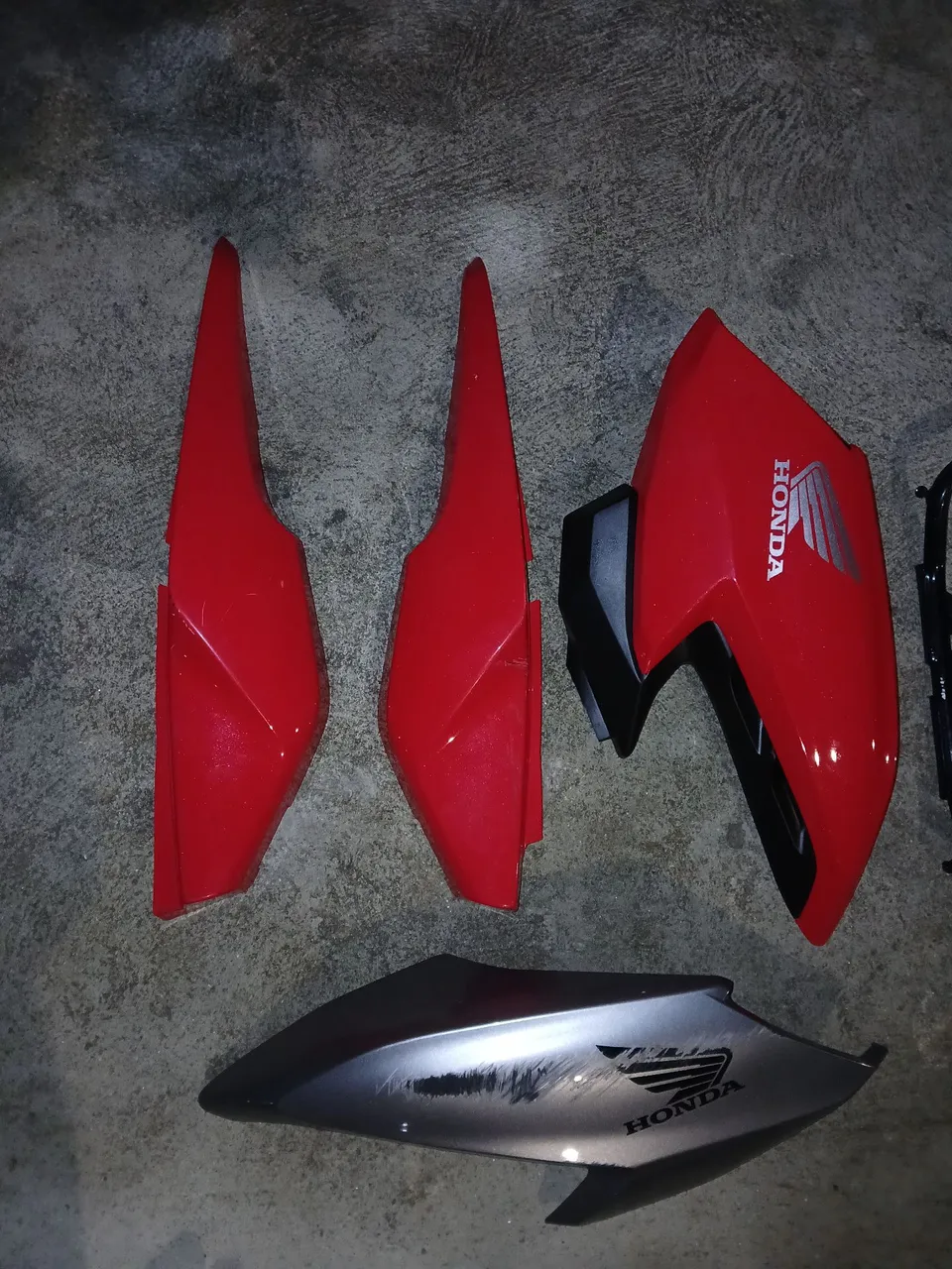 Peças de carenagem Honda (Vermelho e Cinza)