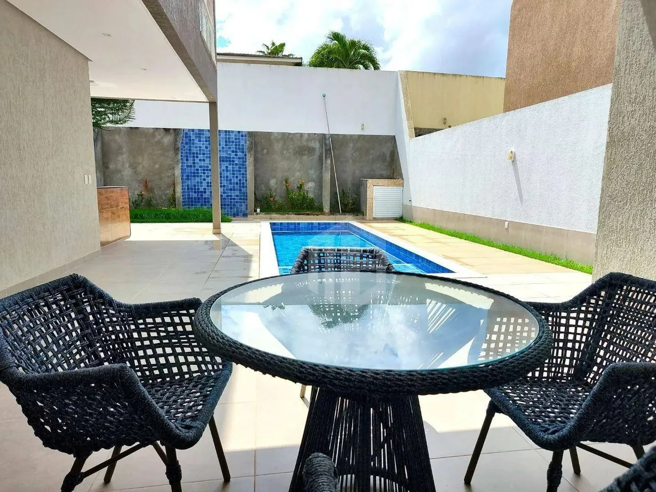 Casa Mobiliada para Locação no Alphaville Salvador 2 | 4 Suítes | Piscina | R$ 20.000 com