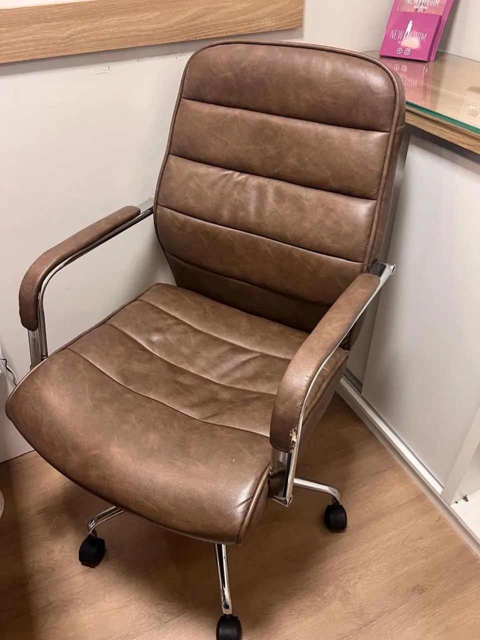 Cadeira de couro sintético 