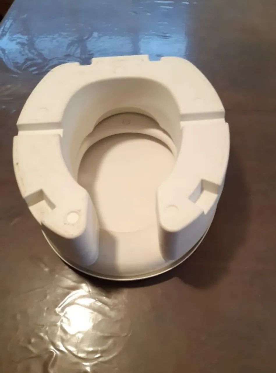 Assento sanitário elevado com tampa, modelo oval na cor branca. - Foto 3