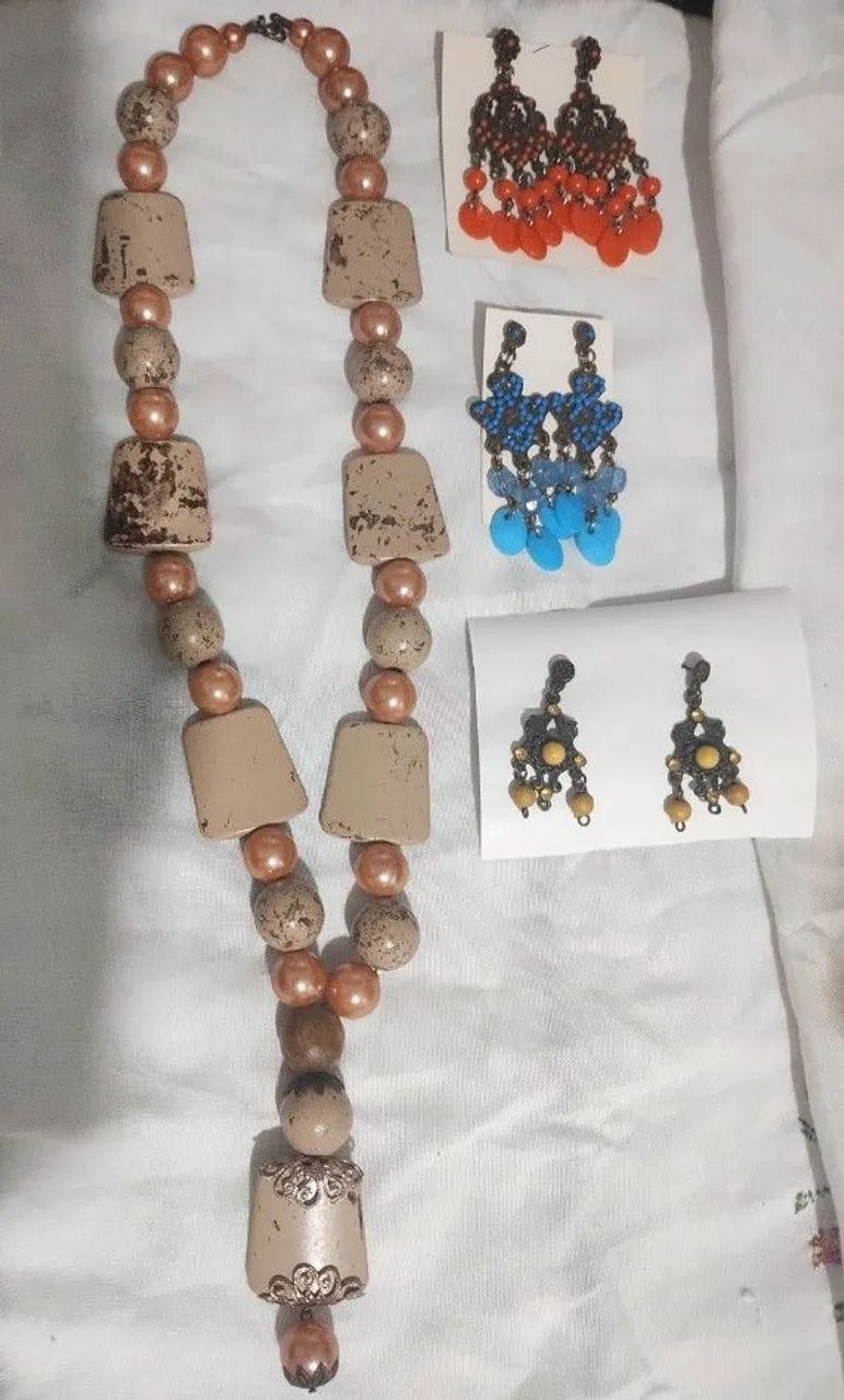 Brincos apenas