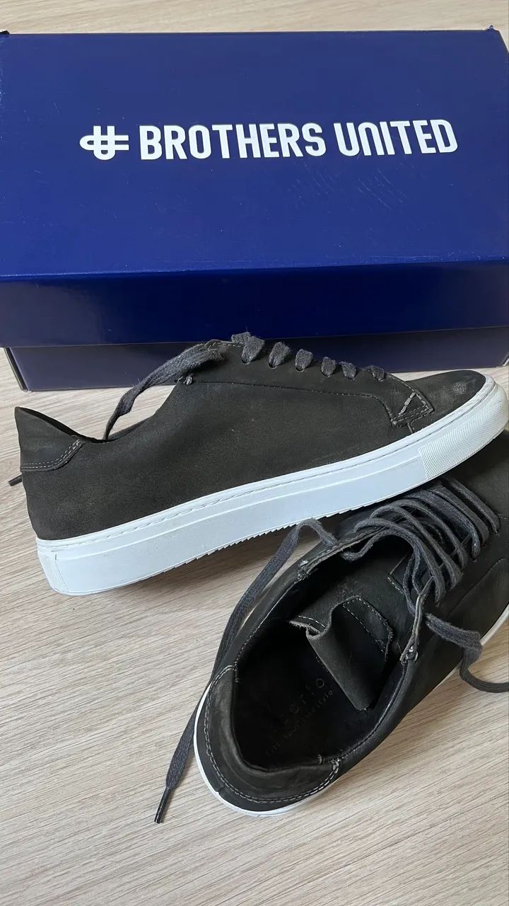 Tenis casual em couro