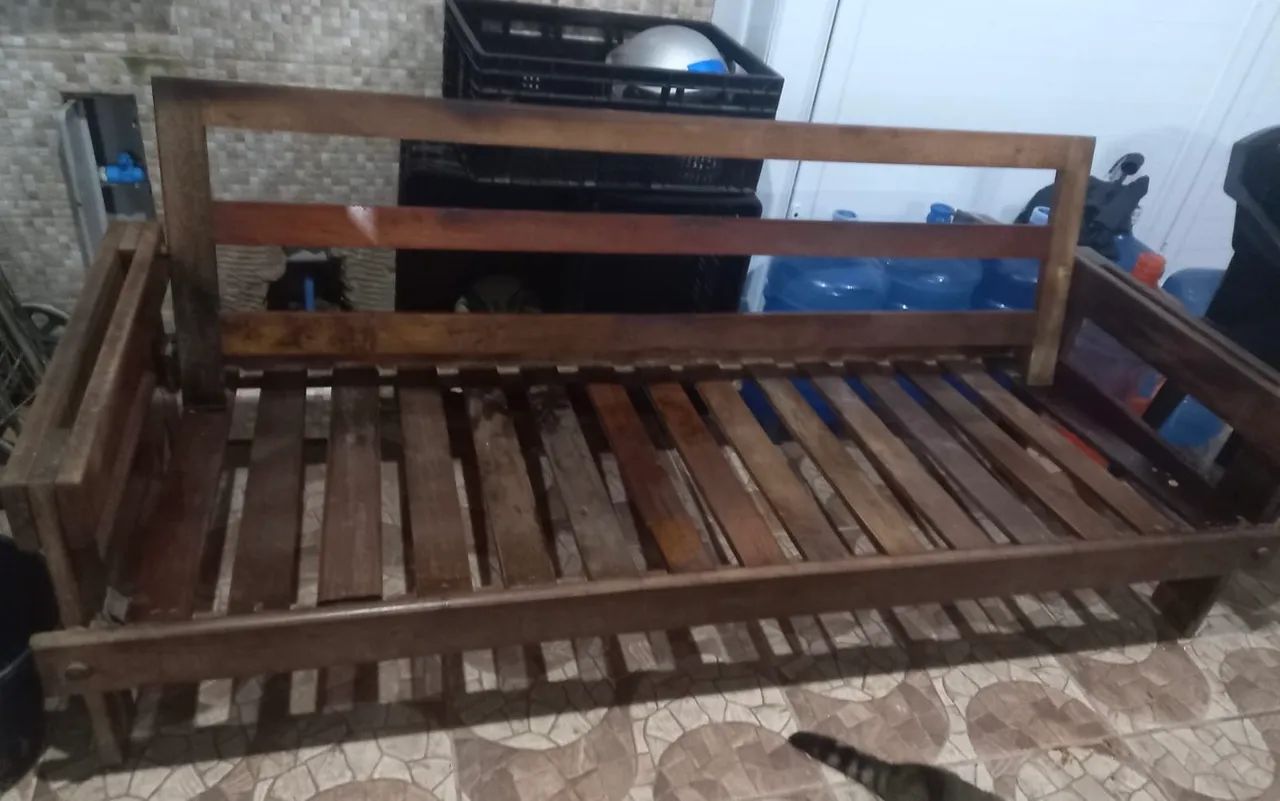 Sofá de madeira maciça 