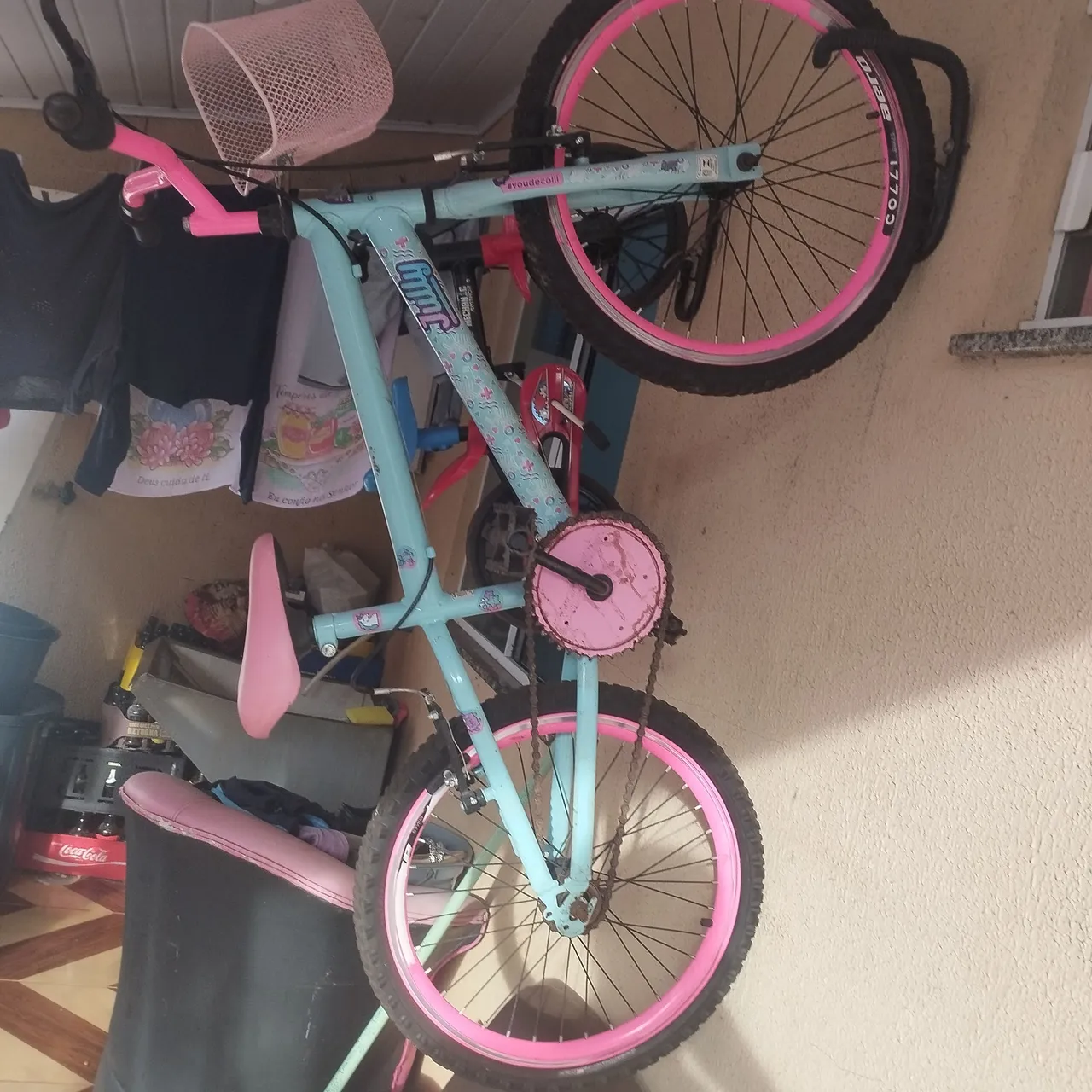 Bicicleta Infantil com Detalhes em Rosa - Perfeita para Crianças