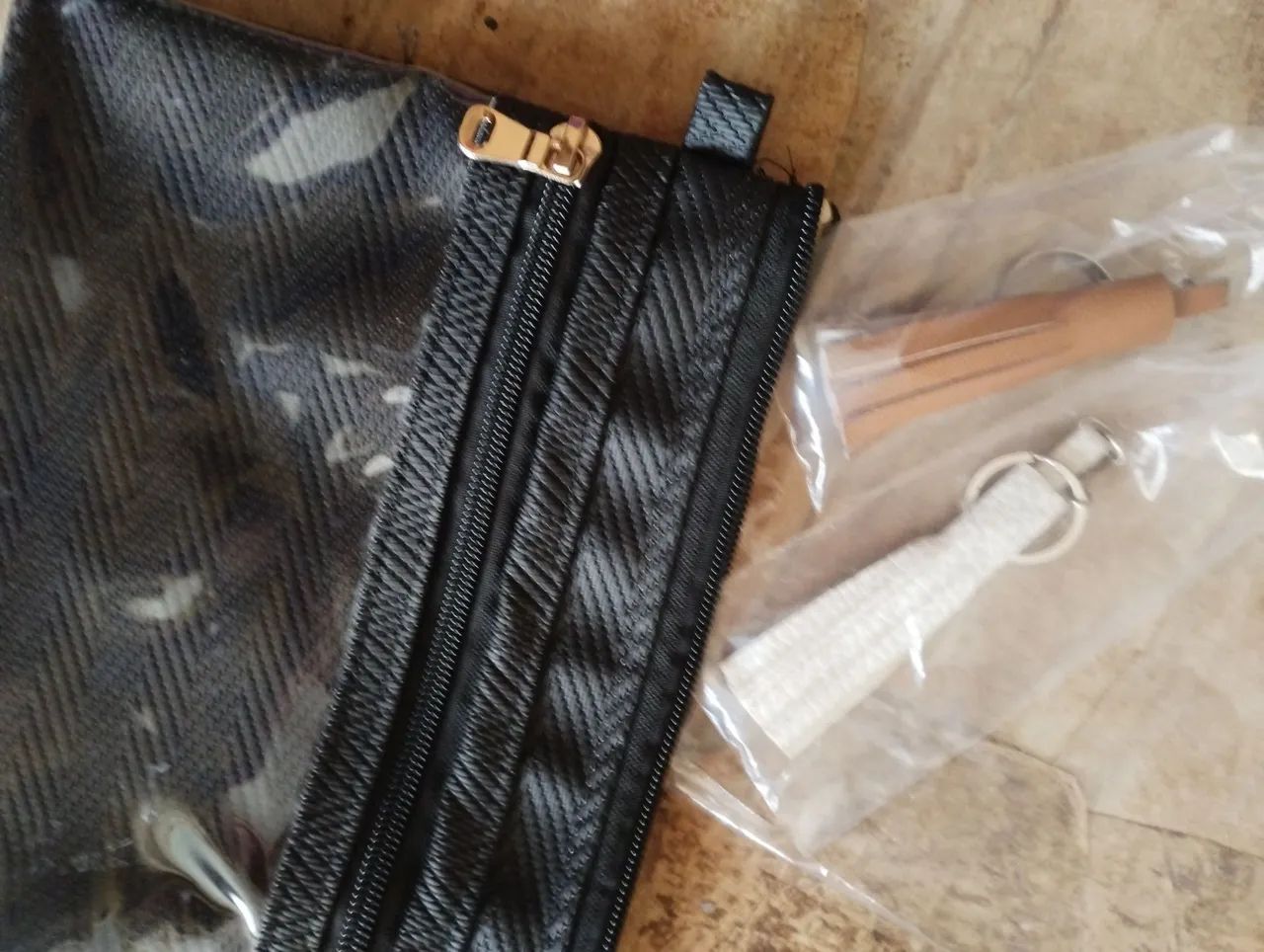 Necessaire Preta. De mão. Com transparência. ARTESANAL. Acompanha dois chaveiros. - Foto 4