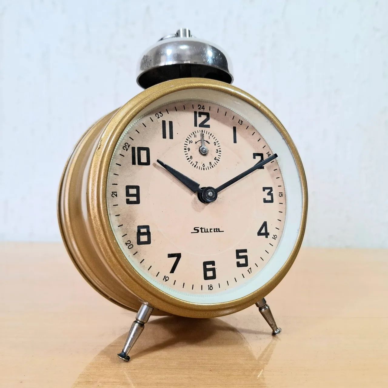 Relógio despertador Sturm anos 60 funcionando.
