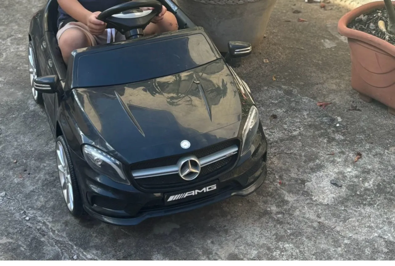Carrinho de Brinquedo Mercedes-Benz AMG
