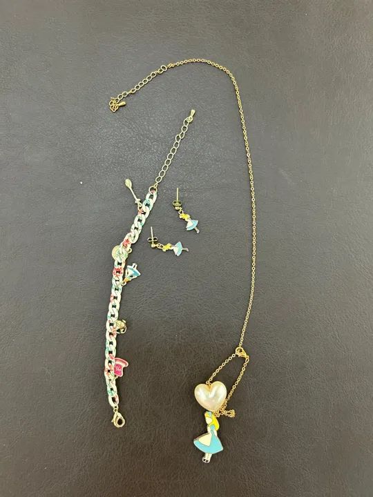 Coleção Alice no país das maravilhas - brinco , pulseira e colar 