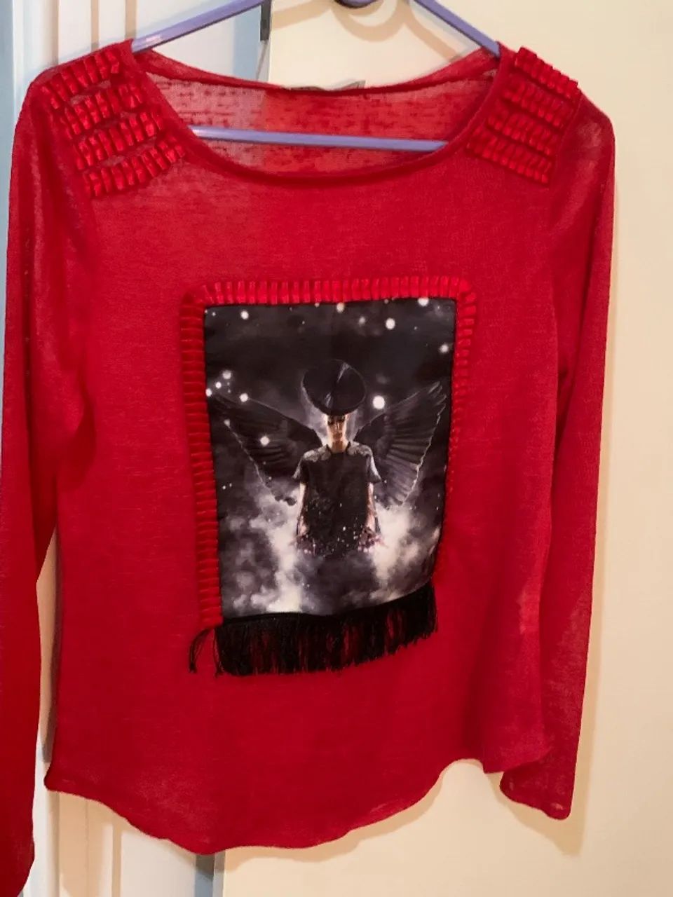 Blusa vermelha mangas longas 