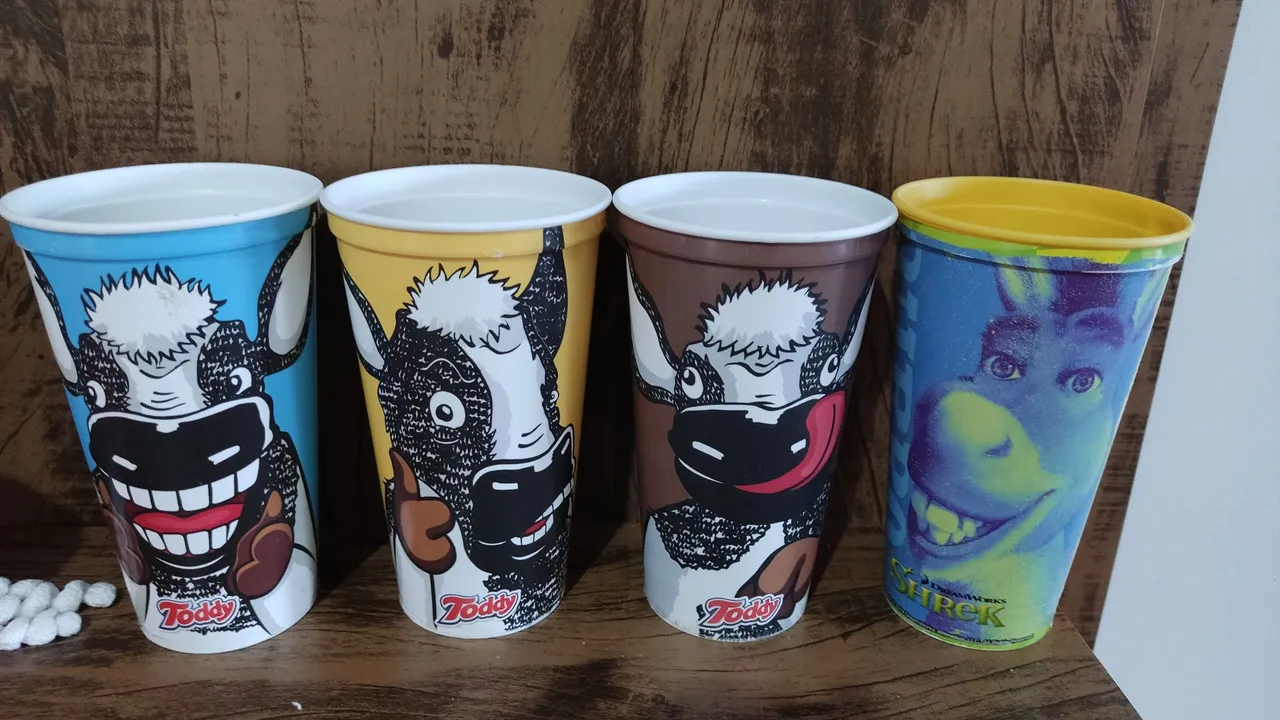Copos de Plástico Toddy e Shrekentre outros