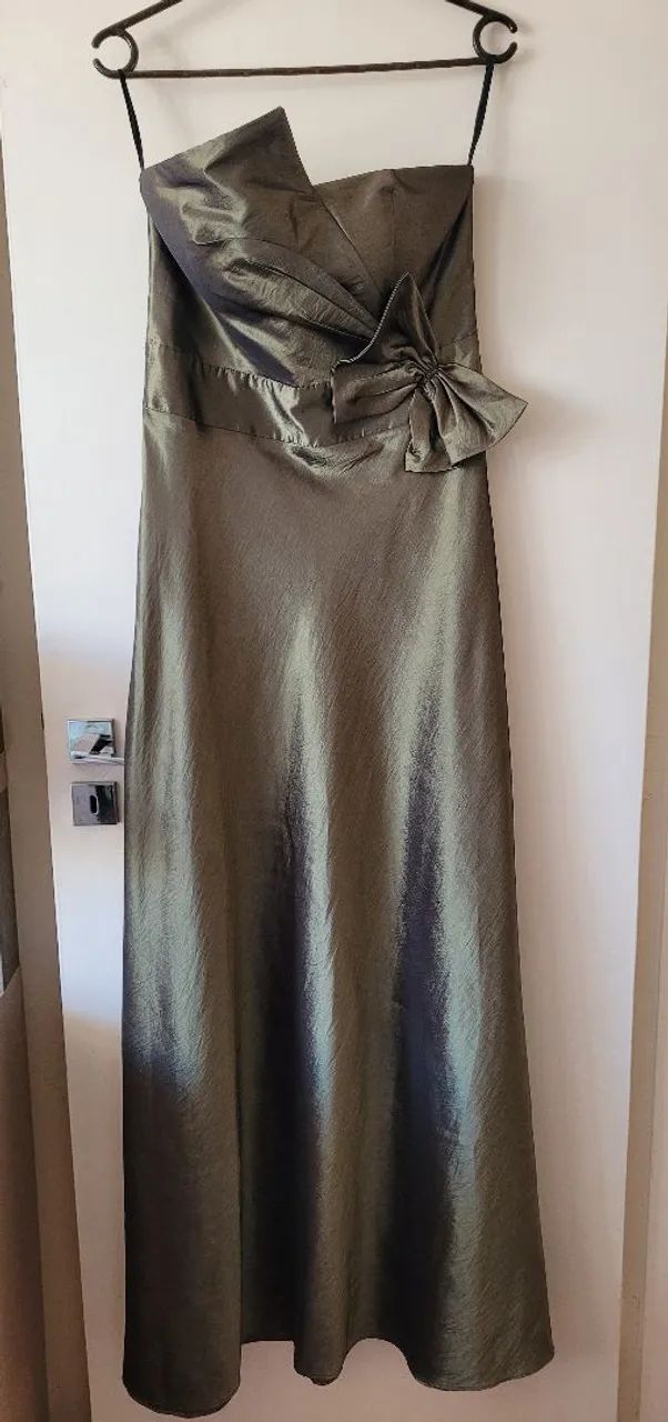 Vestido longo de festa com echarpe
