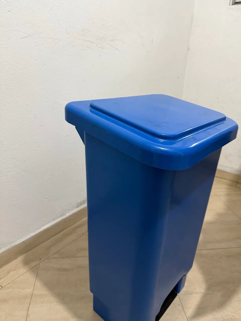 Lixeira plástica retangular 100 litros azul com pedal , 5 unidades , o preço é unitário 