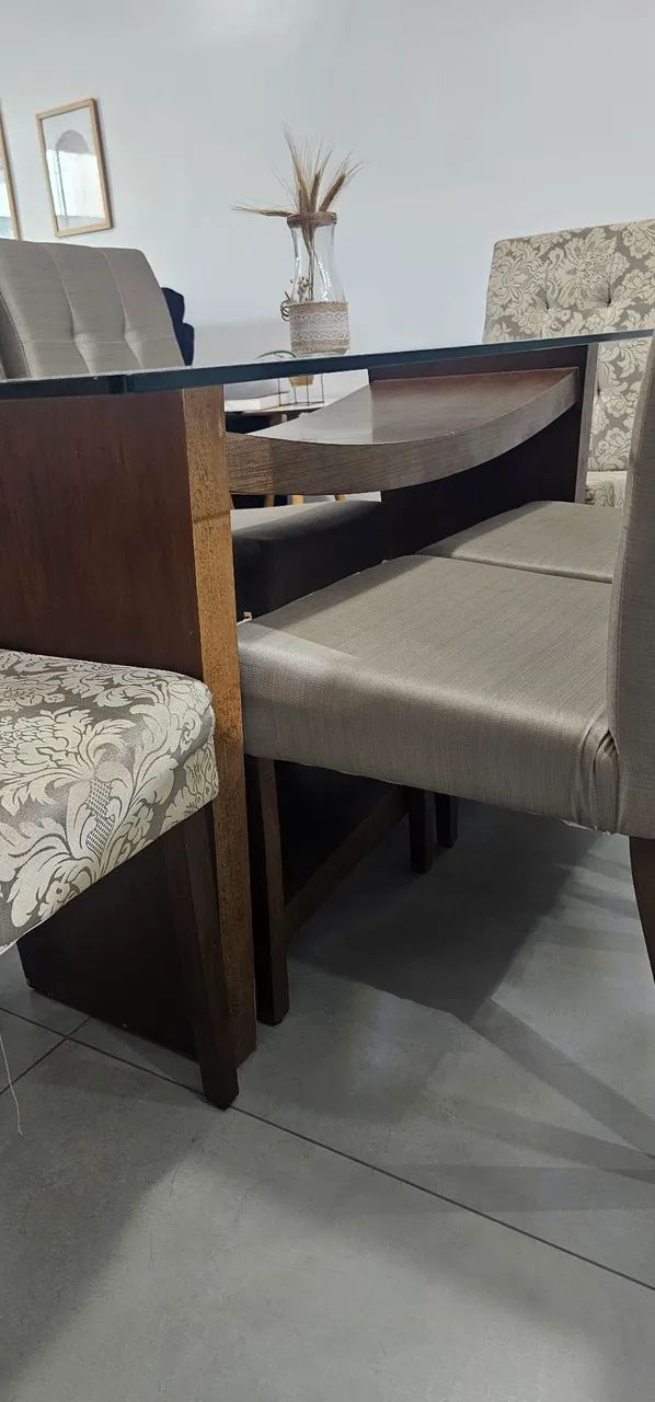 Mesa de madeira com tampo de vidro e 6 cadeiras - Foto 4