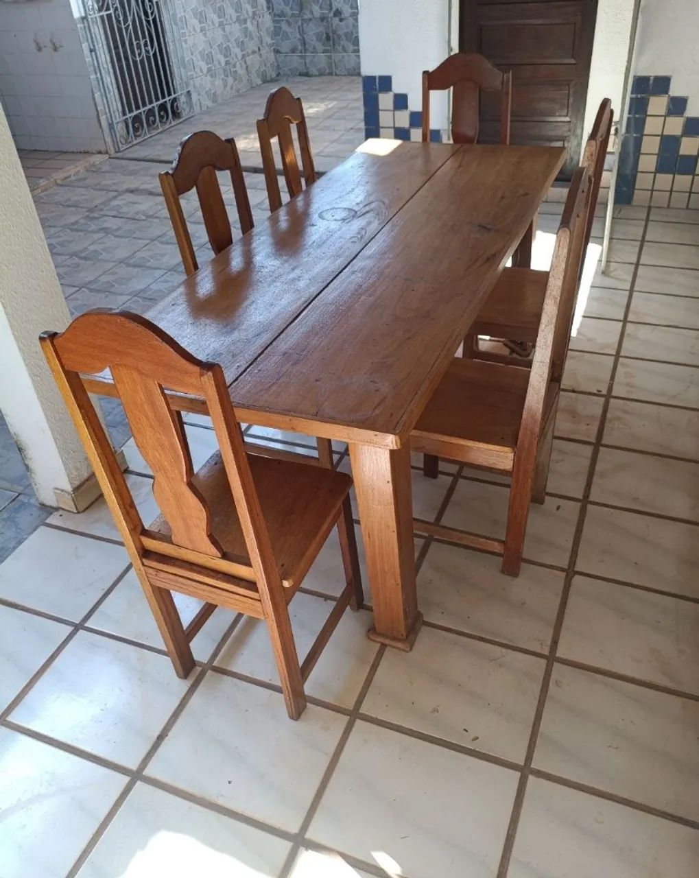 Vendo rápido Mesa com 6 cadeiras de madeira - Foto 3