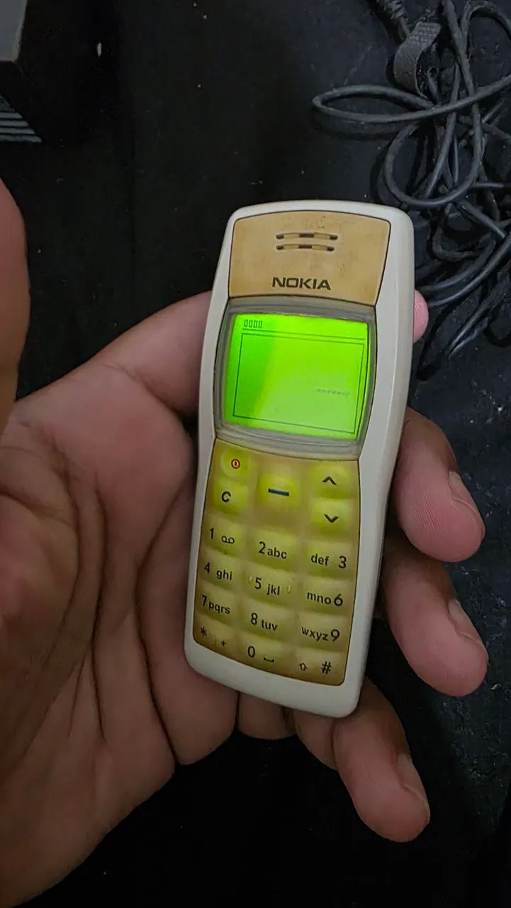 Nokia 1100 retrô funcionando 