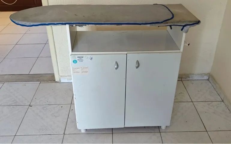 Tábua de passar com armário usado, em bom estado!