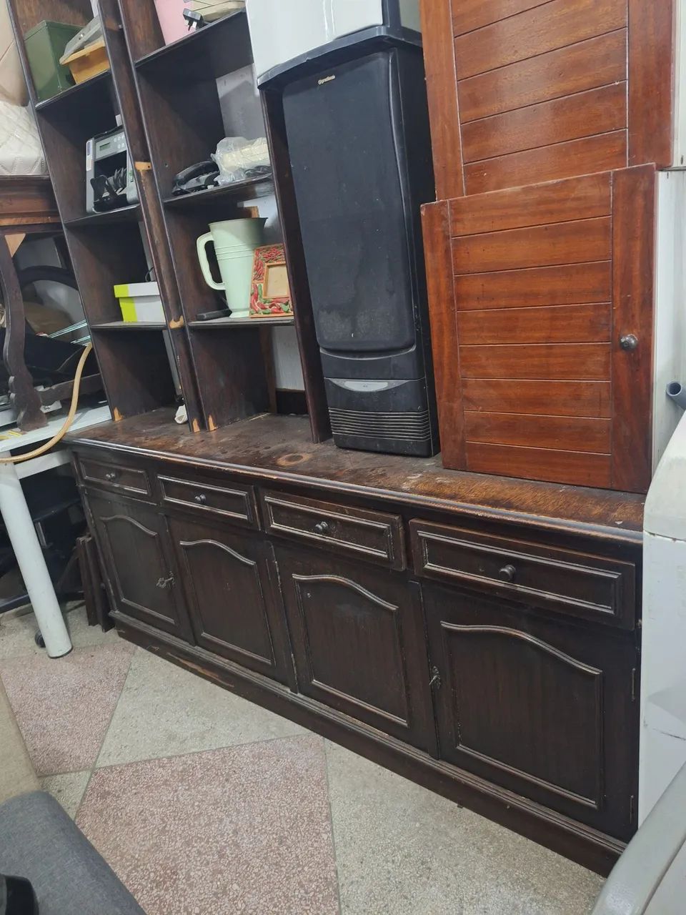 Buffet antigo com avaria. 